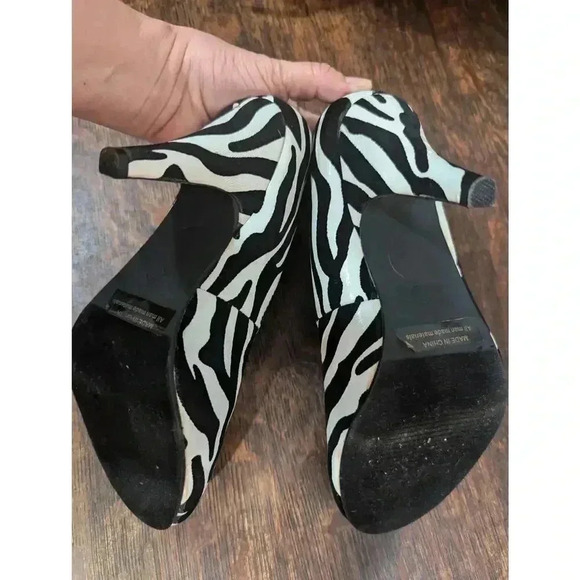 Black and white Zebra print flocked heels by Flourish size 7 US - Picture 4 of 6